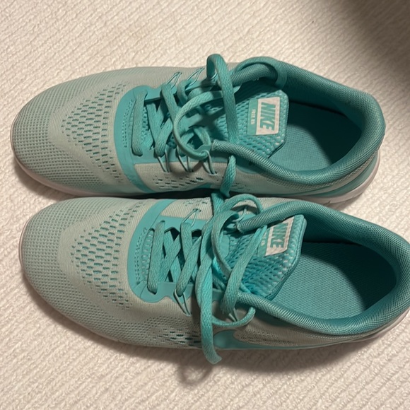 🐬 Nikes NWT - Picture 2 of 5